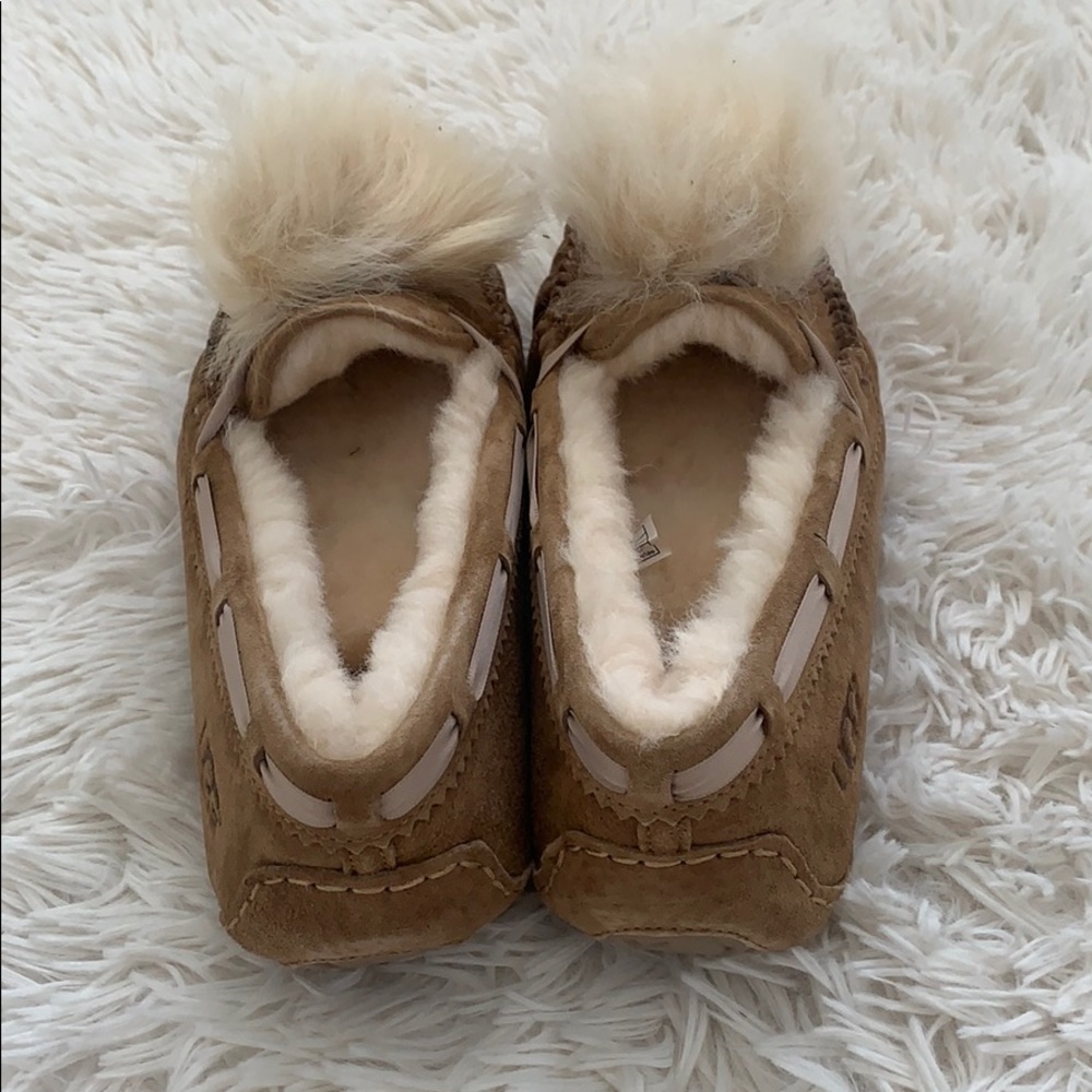 authentic UGG Dakota Pom Pom Moccasins - Picture 4 of 8